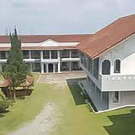 Hotel Puspa Sari Redpartner تْشياتِر المظهر الخارجي الصورة