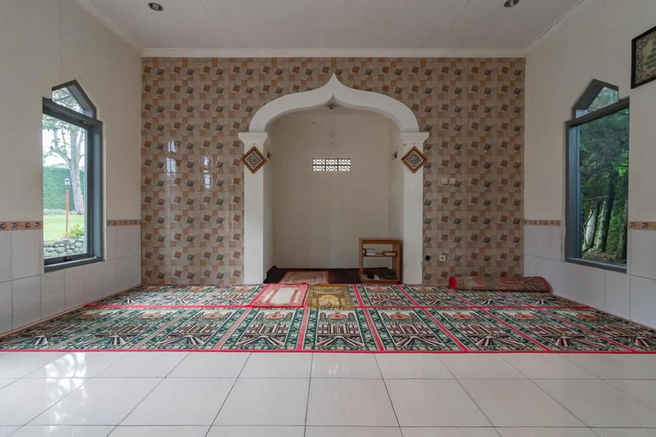 Hotel Puspa Sari Redpartner تْشياتِر المظهر الخارجي الصورة