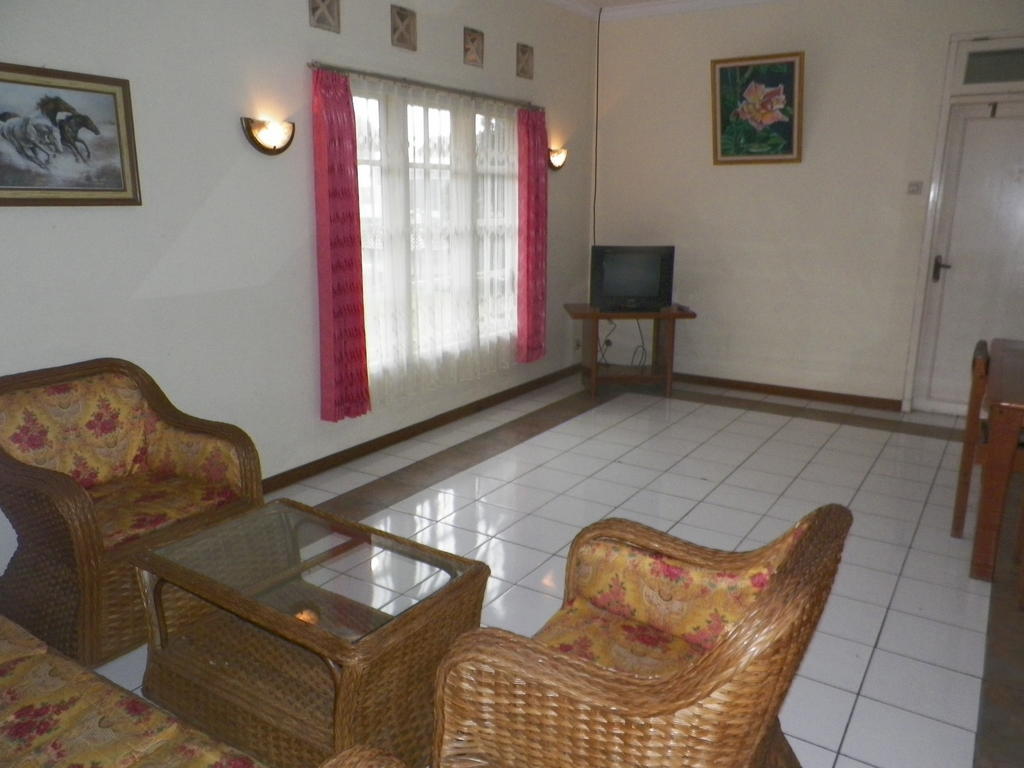 Hotel Puspa Sari Redpartner تْشياتِر الغرفة الصورة