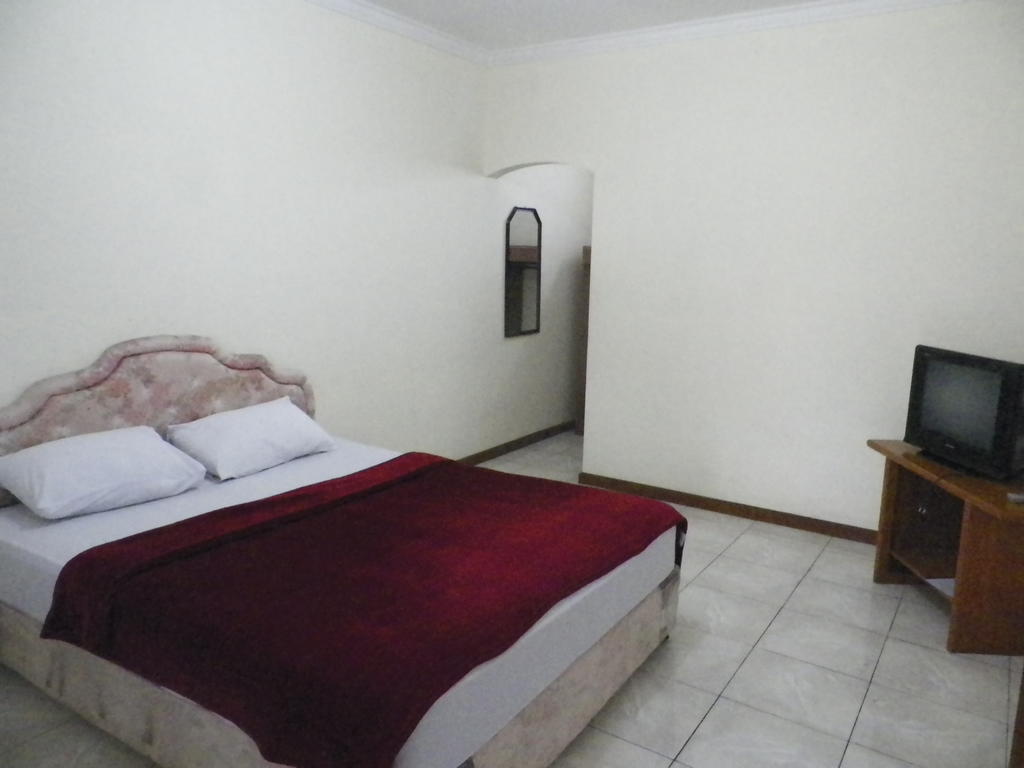 Hotel Puspa Sari Redpartner تْشياتِر الغرفة الصورة