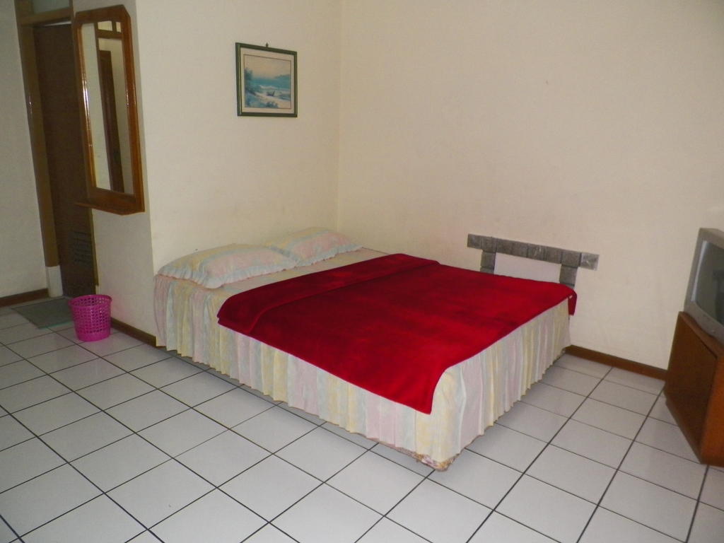 Hotel Puspa Sari Redpartner تْشياتِر الغرفة الصورة