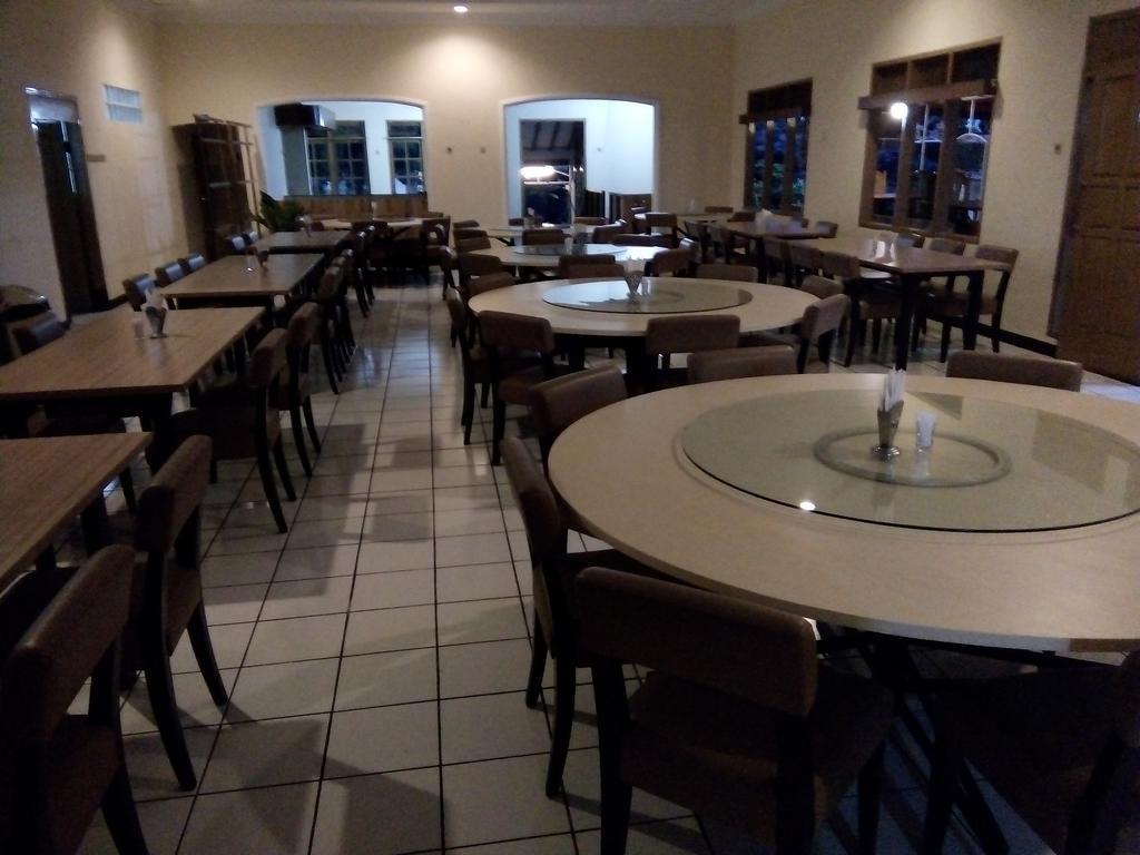 Hotel Puspa Sari Redpartner تْشياتِر المظهر الخارجي الصورة