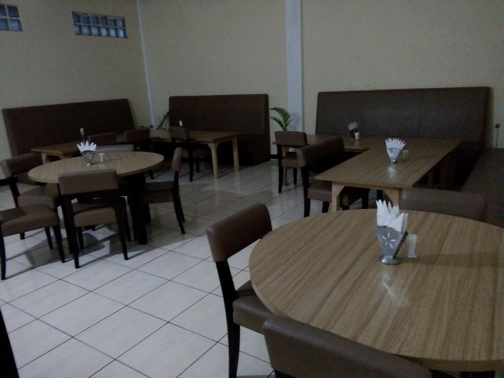 Hotel Puspa Sari Redpartner تْشياتِر المظهر الخارجي الصورة
